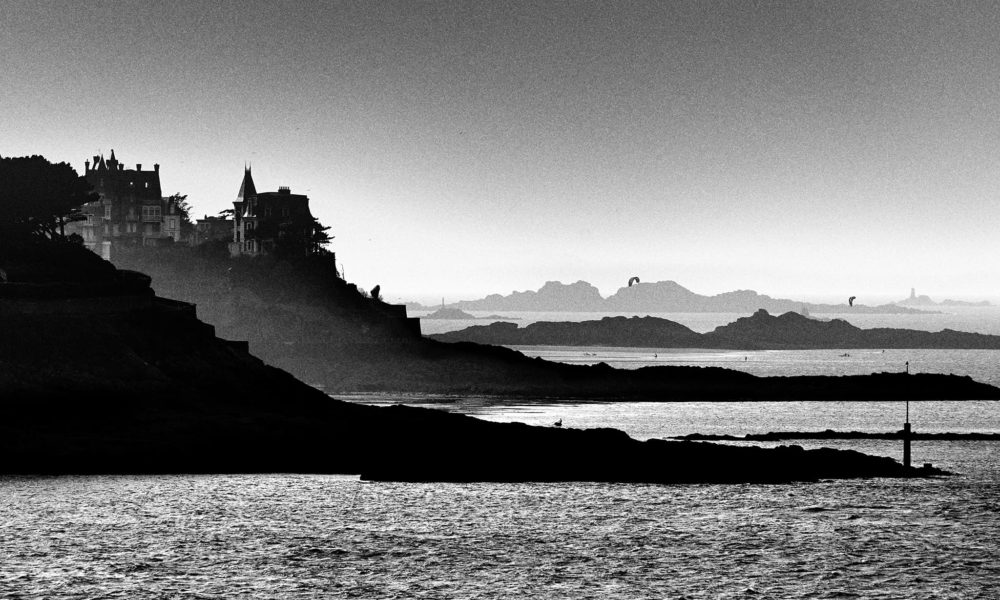 Dinard se découpe entre noir et blanc sur fond de mer – Mars 2022