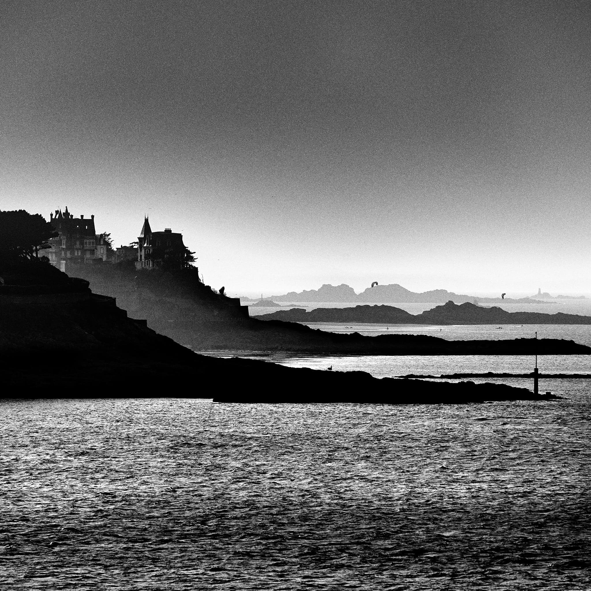 Dinard se découpe entre noir et blanc sur fond de mer.